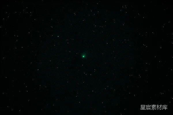 夜空中有一个绿色的物体。