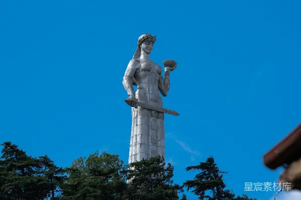 乔治亚女神雕像持剑捧碗的雕像