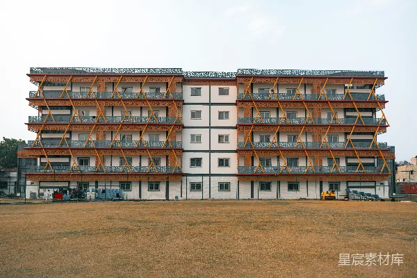 现代建筑采用模块化单元和木制装饰。