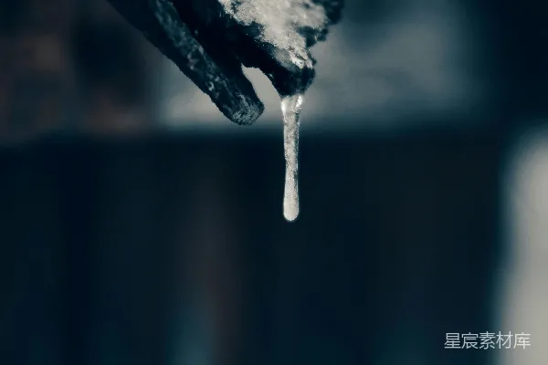 高清摄影 一张黑白照片，屋顶覆盖着积雪。