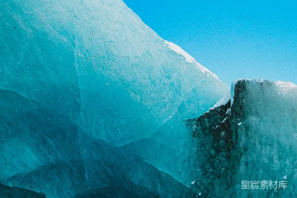 高清摄影 一座巨大的冰山漂浮在湖中央