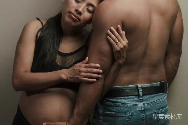 孕妇倚靠在男人的肩膀上