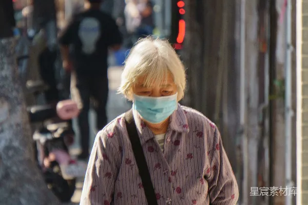 戴着口罩的女人走在街上