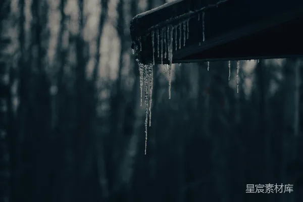 高清摄影 檐沟上挂着的冰锥