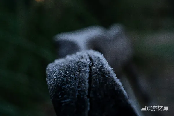 高清摄影 一张木制长椅的特写，上面覆盖着雪。