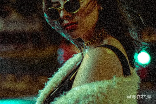 白毛外套的女人戴着黑色太阳镜