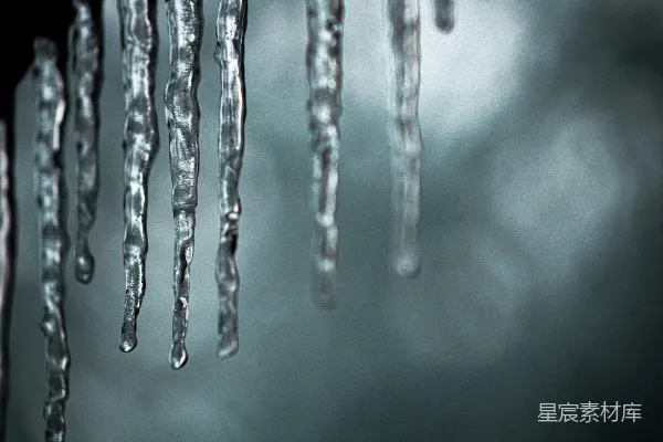 高清摄影 挂在雪中的窗户上的冰凌