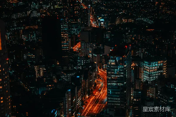 夜晚城市活力四射的 aerial 视角
