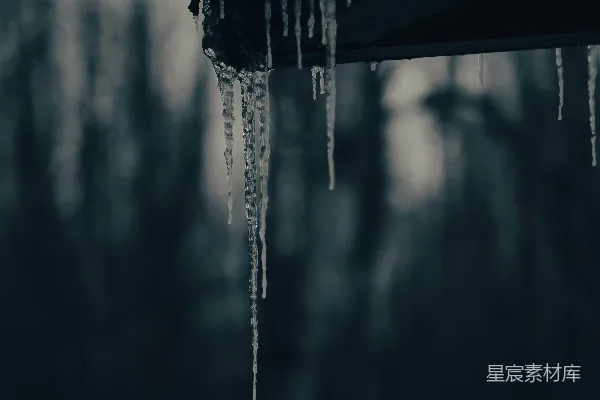 高清摄影 挂在房顶上的冰柱