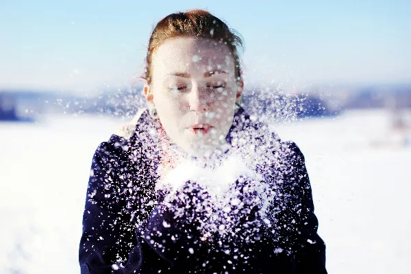 高清摄影 穿黑色夹克的女人在吹雪