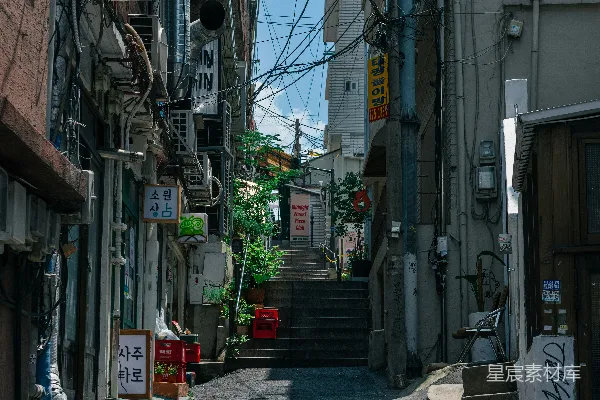 狭窄的小巷，有台阶和头顶的电线。
