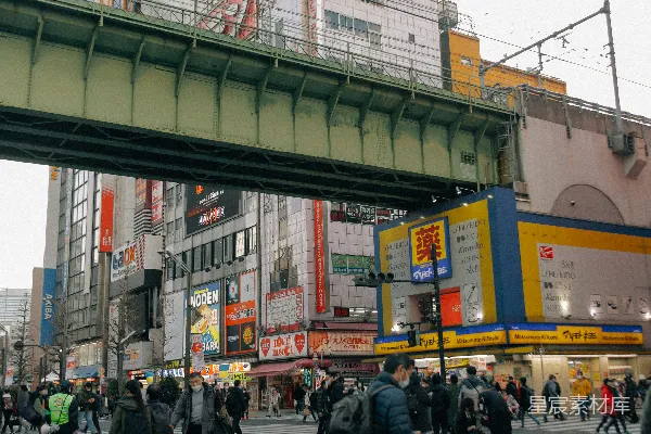 一群人在一座桥下穿过街道