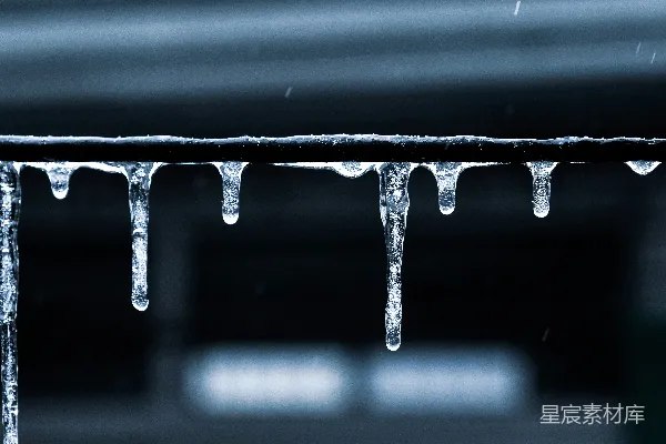 高清摄影 屋顶上悬挂着的冰凌在雪中