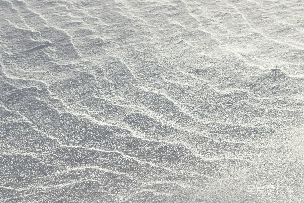 高清摄影 一个人在雪覆盖的斜坡上滑雪