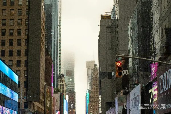 一条有许多高大建筑物的城市街道