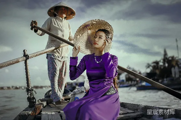 站立的女人划着正在一名女性骑乘的船。
