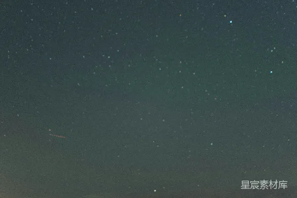 一辆黑色的车停在满天星斗的夜空中。