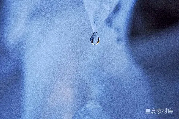 高清摄影 一颗悬挂在冰块上的水滴