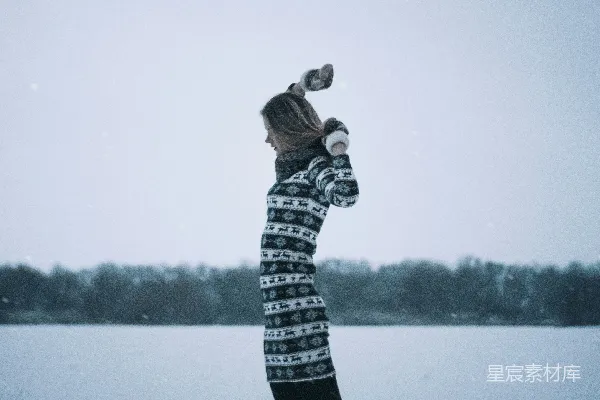 高清摄影 站在水边的女人
