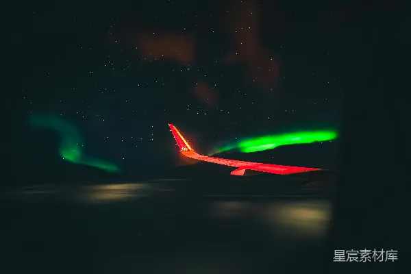 飞机灯光在漆黑的夜空里划过