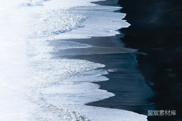 高清摄影 白天海岸边海浪拍打岸边的场景