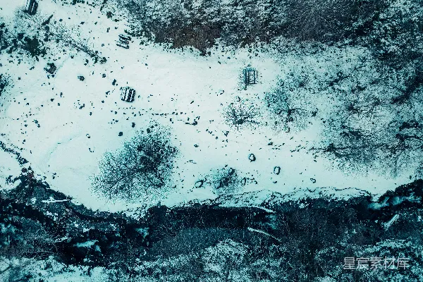 高清摄影 雪覆盖的地面和树木的空中俯瞰图