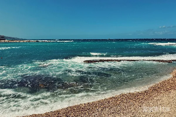 波浪拍打着美丽的海岸边的海洋。