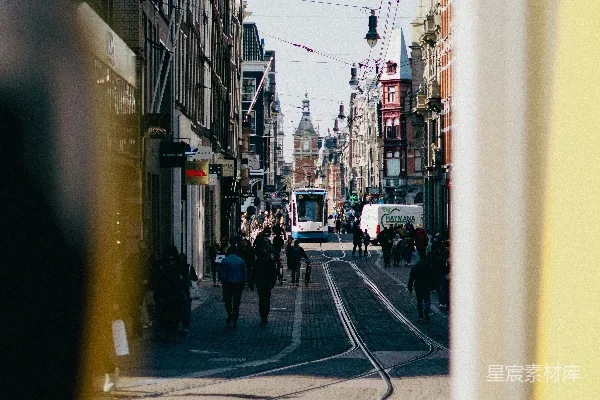 一条街上人们在行走的景象