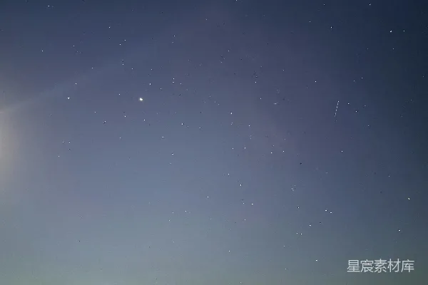 星夜中的山影