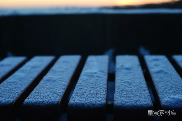 高清摄影 被霜雪覆盖的木制长椅在日落时分
