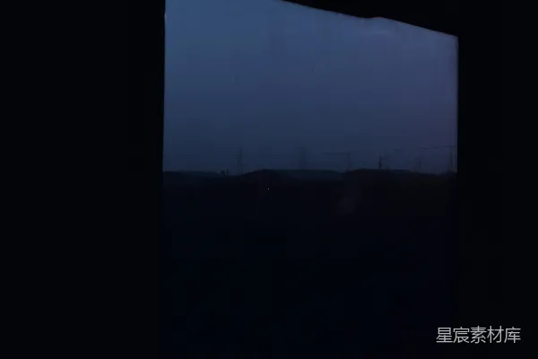 傍晚透过窗户看到的黑暗。