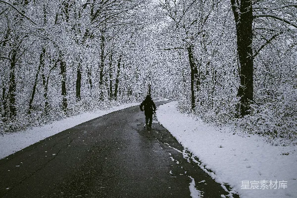 高清摄影 一个在雪地里走路的人
