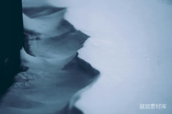 高清摄影 一张模糊的照片，显示一个人站在雪地里。