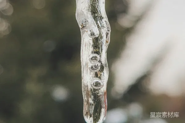 高清摄影 一串正在融化的冰柱，里面可以看到气泡。