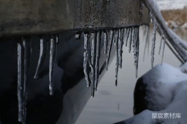 高清摄影 棕色的木头原木上覆盖着白色的雪。