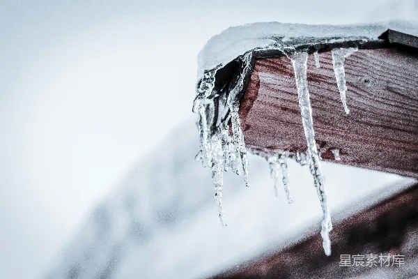 高清摄影 雪天挂在木杆上的冰锥