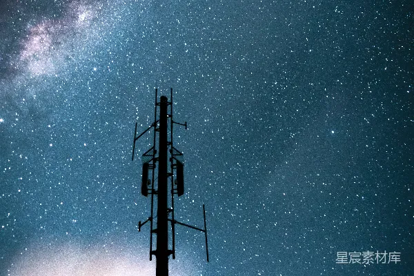 星夜下站立在电线杆上的模糊人影