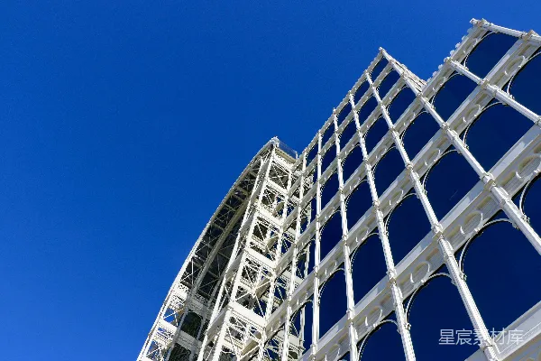 白日蓝天下白色的金属框架