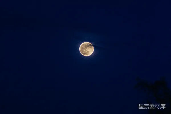夜空中有满月出现