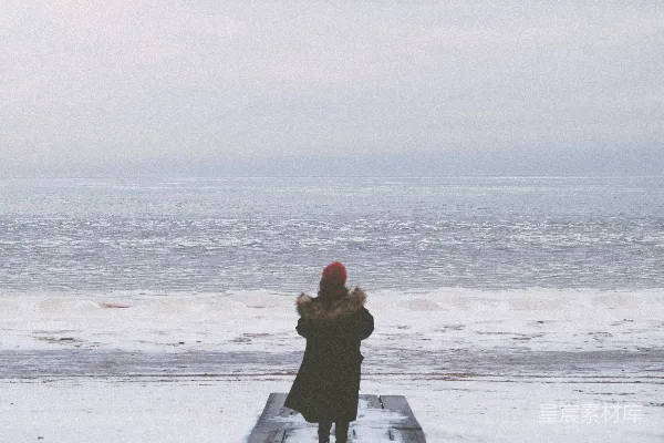高清摄影 穿黑色连衣裙的女人在白天的海滩上站着。