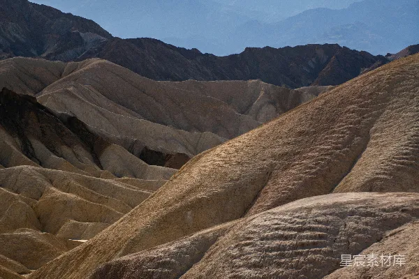 在蓝天下的波浪起伏的沙漠 Hills起伏在蓝天下滚动的沙漠丘陵