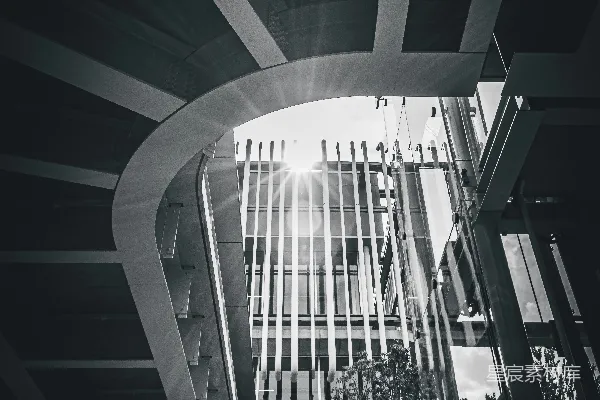 带有大玻璃窗户的建筑