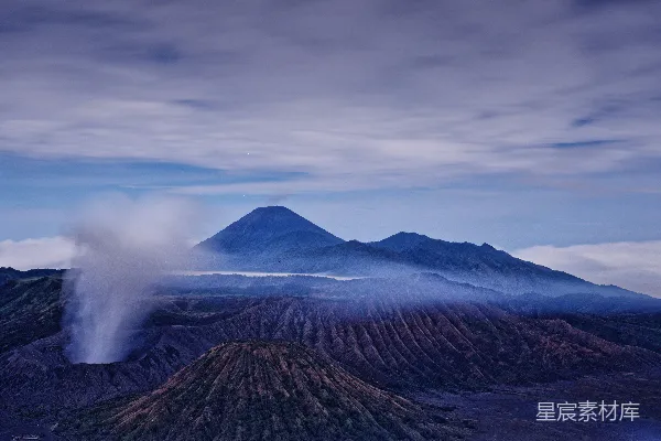 云雾缭绕的山下着阴天的天空