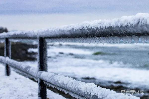 高清摄影 棕色木栅栏上的白雪