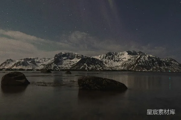 山峦与水面的夜景