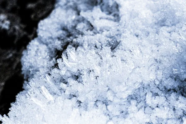 高清摄影 一张雪覆盖地面的特写照片