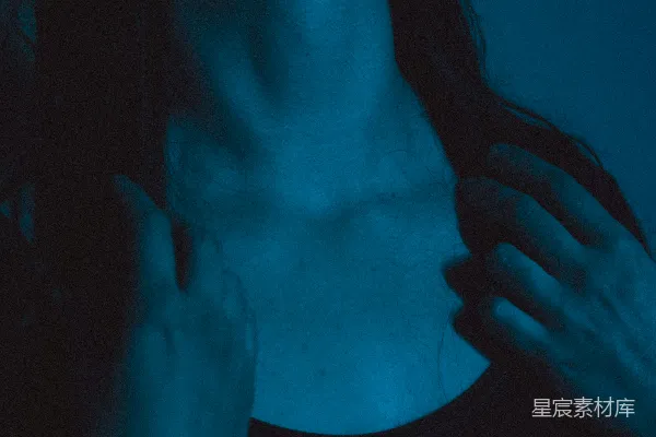 高清摄影 穿黑色低胸连衣裙的女人