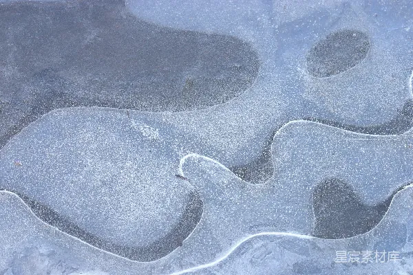 高清摄影 一张被雪覆盖的地面上的特写照片