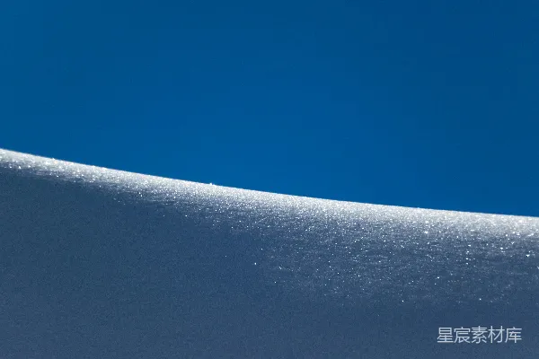 高清摄影 一个滑雪者在被雪覆盖的斜坡上滑行。