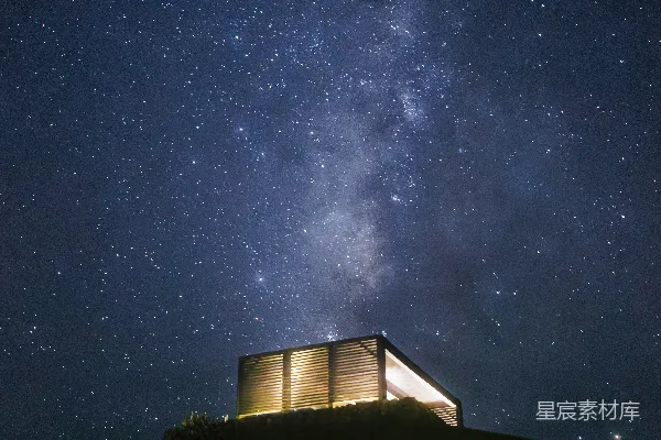 一盏灯立在星空之下。